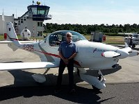 Nordsee 2017 (132)  Zwischenstopp zum Tanken  am Flugplatz Bielefeld, Hintergrund der Turm, im Vordergrund unsere Aquila mit Pilot